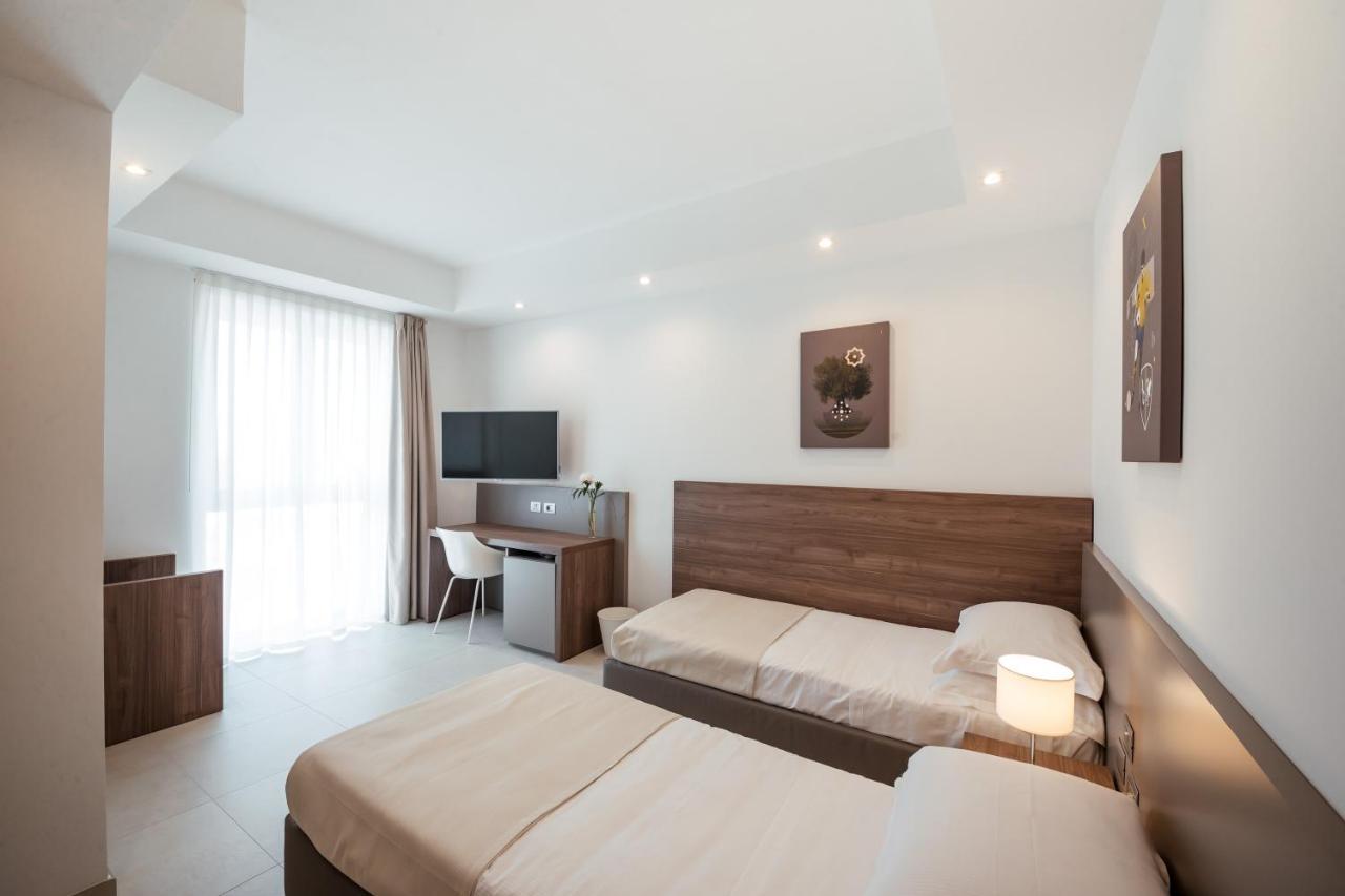 Twin Room,756539545:JPEG